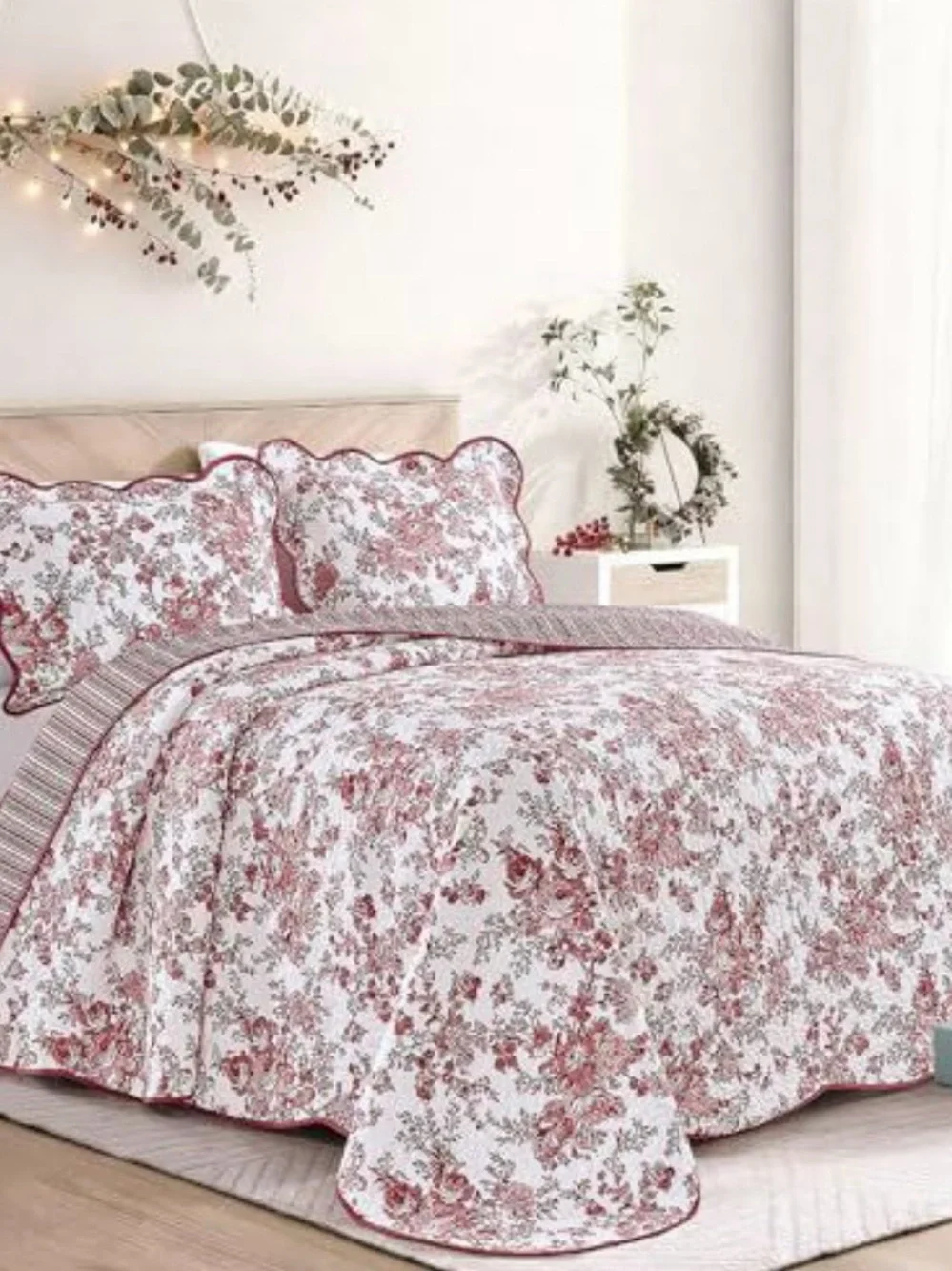 Classic Rose Floral Quilt Set – White and Red. Wonderful